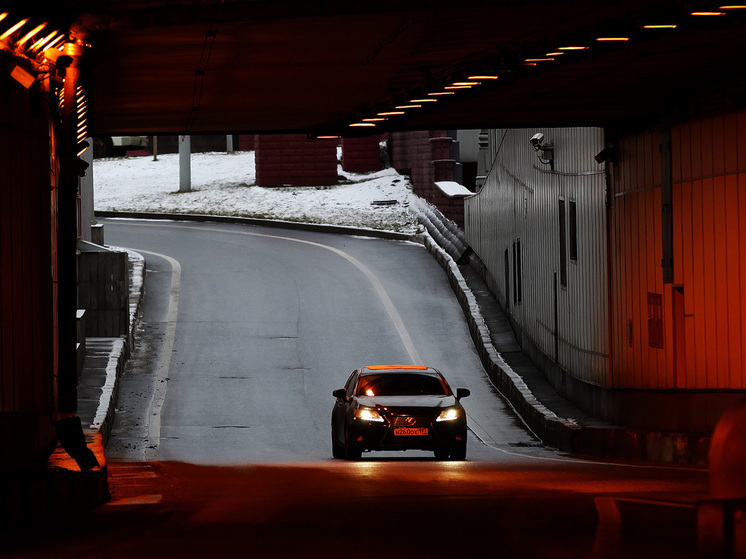 Каменная кладка осыпалась в тоннеле на юге Москвы, повредив машины