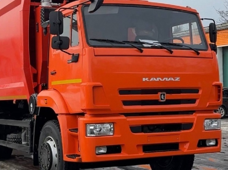 В Петрозаводске появился новый мусоровоз для уборки дворовых территорий