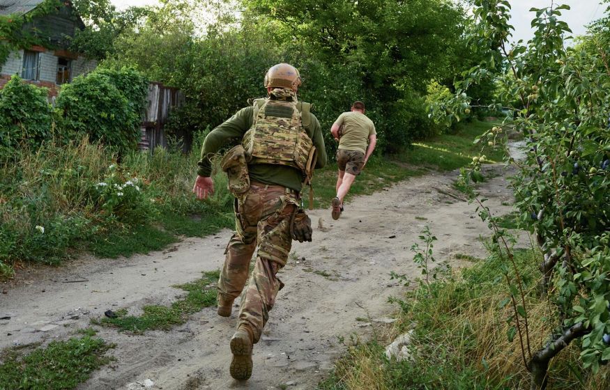 Тренды уклонистов-2026: борода, парик и бабушкино платье в цветочек. 30-летний украинец в платочке попался на границе