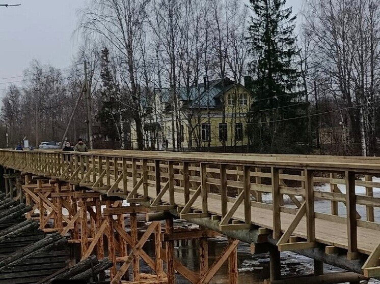 В Олонце открыт обновленный пешеходный мост