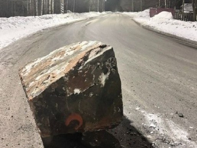 Большой камень со фуры упал на дорогу в Петрозаводске