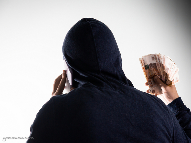 Студентка лишилась 100 тысяч рублей после сообщения от фальшивого курьера цветов