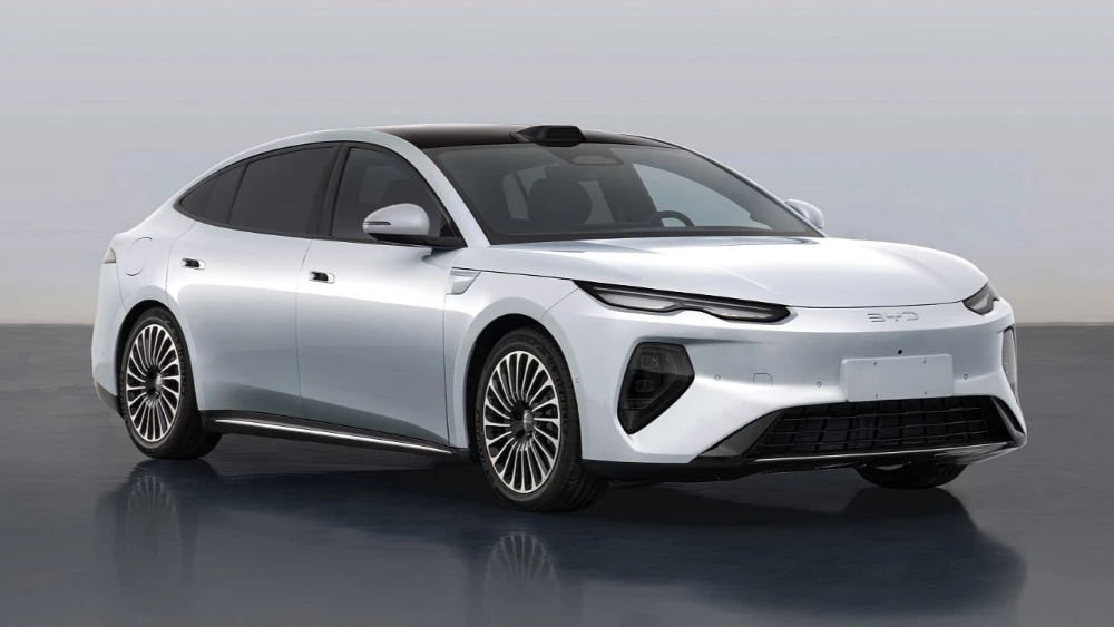  BYD готовит к выходу на рынок гибридный седан Seal 08. Он получит полный привод