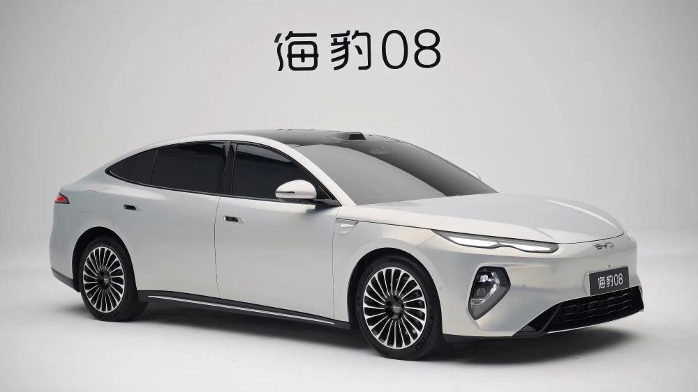  BYD готовит к выходу на рынок гибридный седан Seal 08. Он получит полный привод