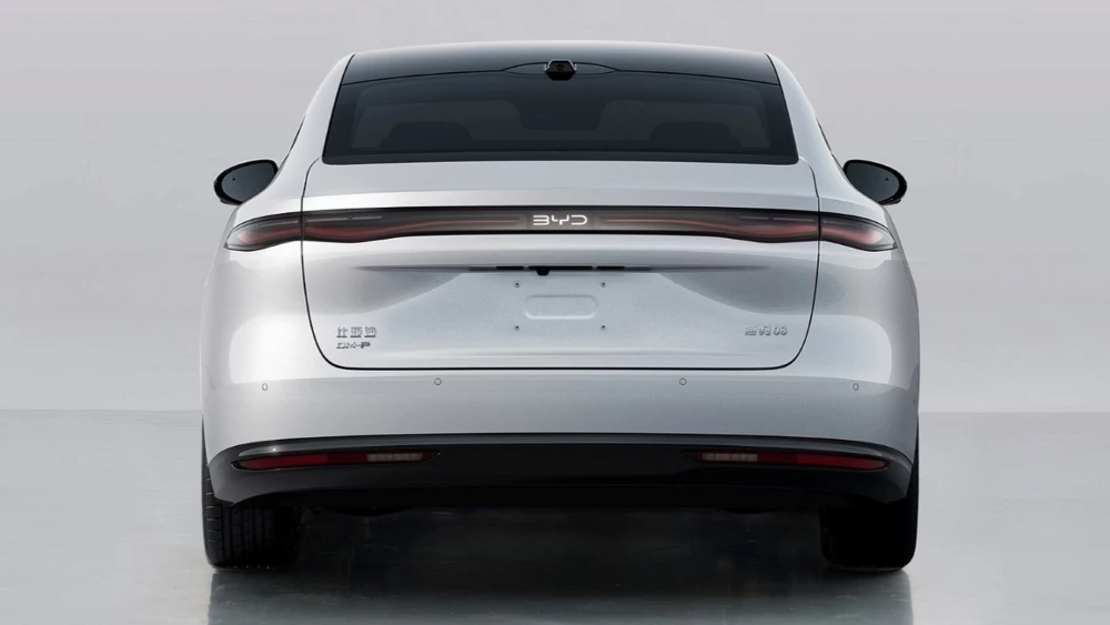  BYD готовит к выходу на рынок гибридный седан Seal 08. Он получит полный привод