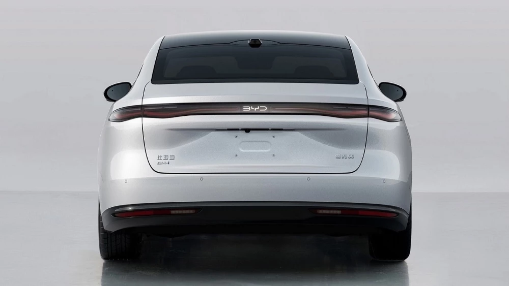  BYD готовит к выходу на рынок гибридный седан Seal 08. Он получит полный привод