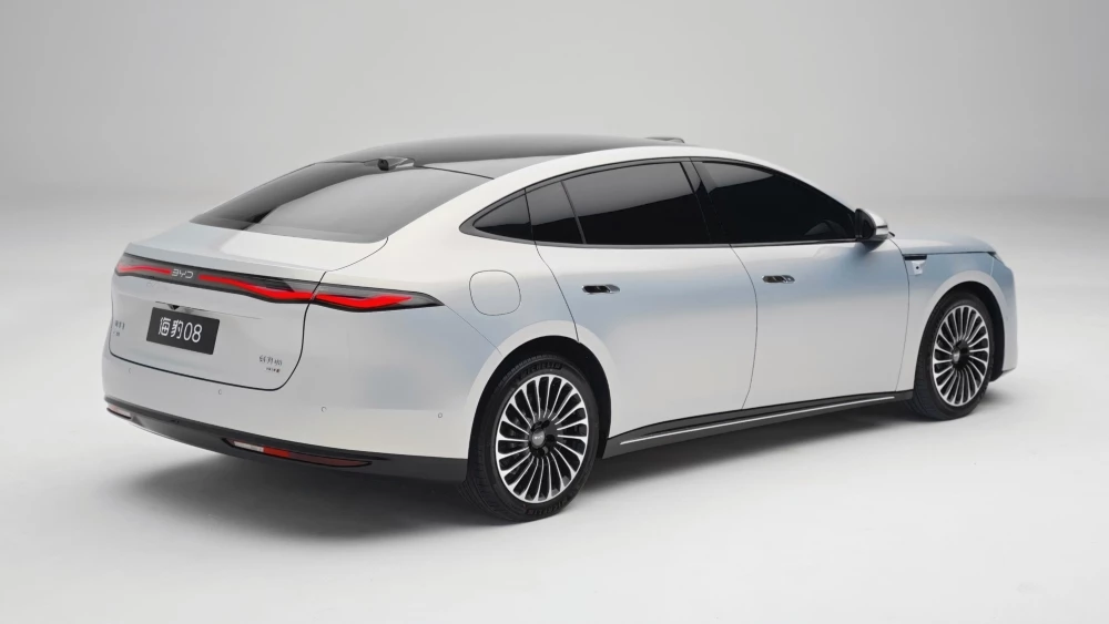  BYD готовит к выходу на рынок гибридный седан Seal 08. Он получит полный привод