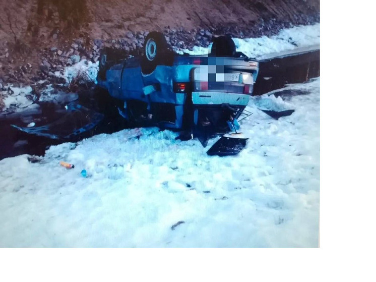 Автомобиль лег на крышу в результате ДТП в Карелии, есть пострадавшие