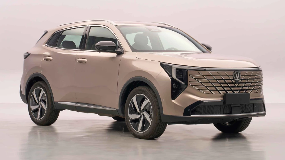  Два кроссовера Changan получили традиционный гибрид. В чем его плюсы