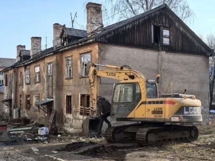 В Петрозаводске снесли ветхий расселённый дом на улице Луначарского