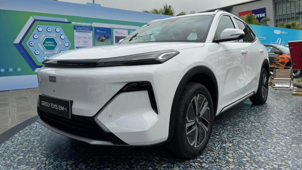 Geely EX5 EM-i установил рекорд запаса хода. Он проехал 1823 км без дозаправки и зарядки