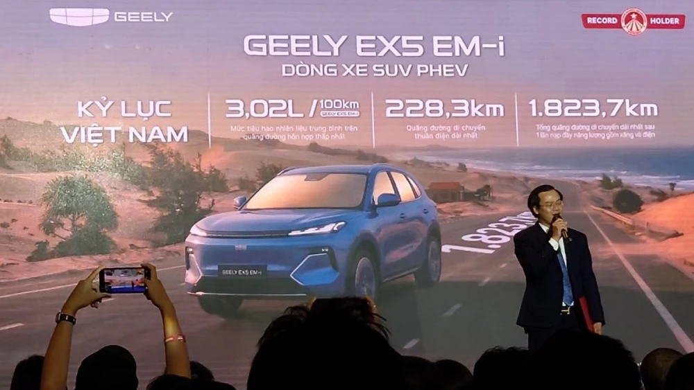 Geely EX5 EM-i установил рекорд запаса хода. Он проехал 1823 км без дозаправки и зарядки