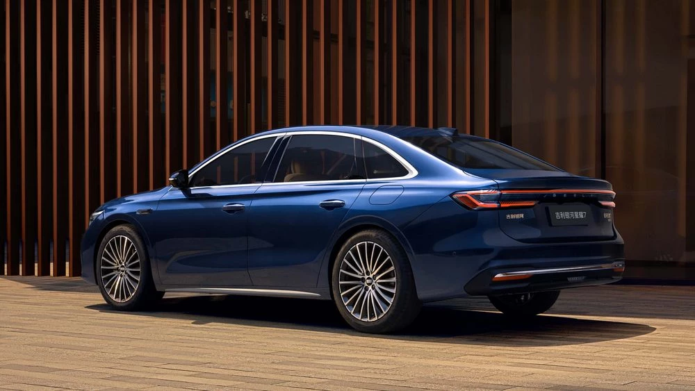  Geely показала на фото новый седан Galaxy Starshine 7. Он получит полный привод