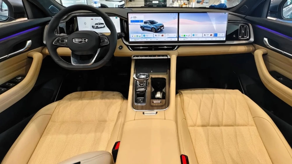  Кроссовер Geely Monjaro получил две дешевые комплектации. За счёт чего снизили цену