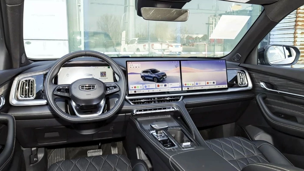  Кроссовер Geely Monjaro получил две дешевые комплектации. За счёт чего снизили цену