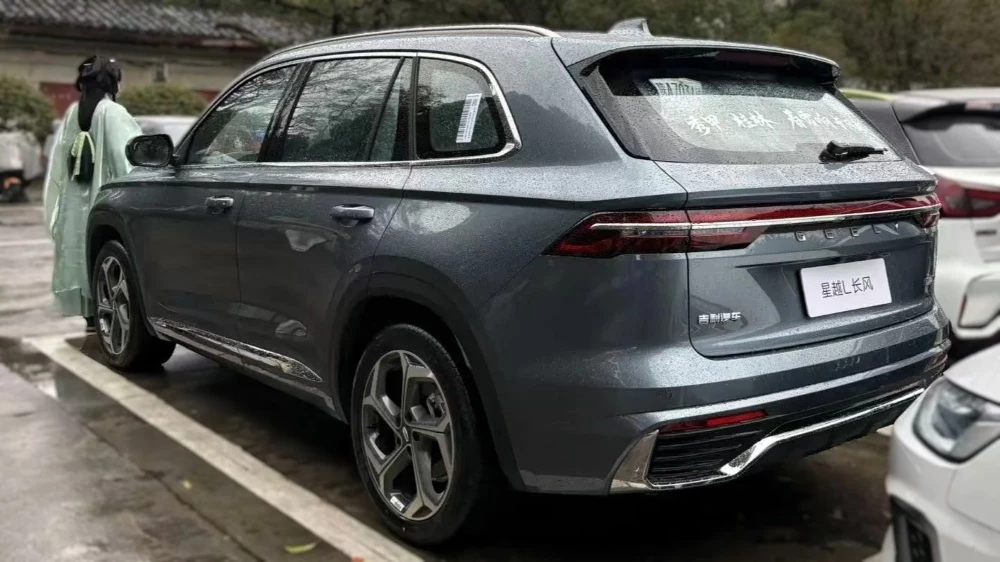  Кроссовер Geely Monjaro получил две дешевые комплектации. За счёт чего снизили цену