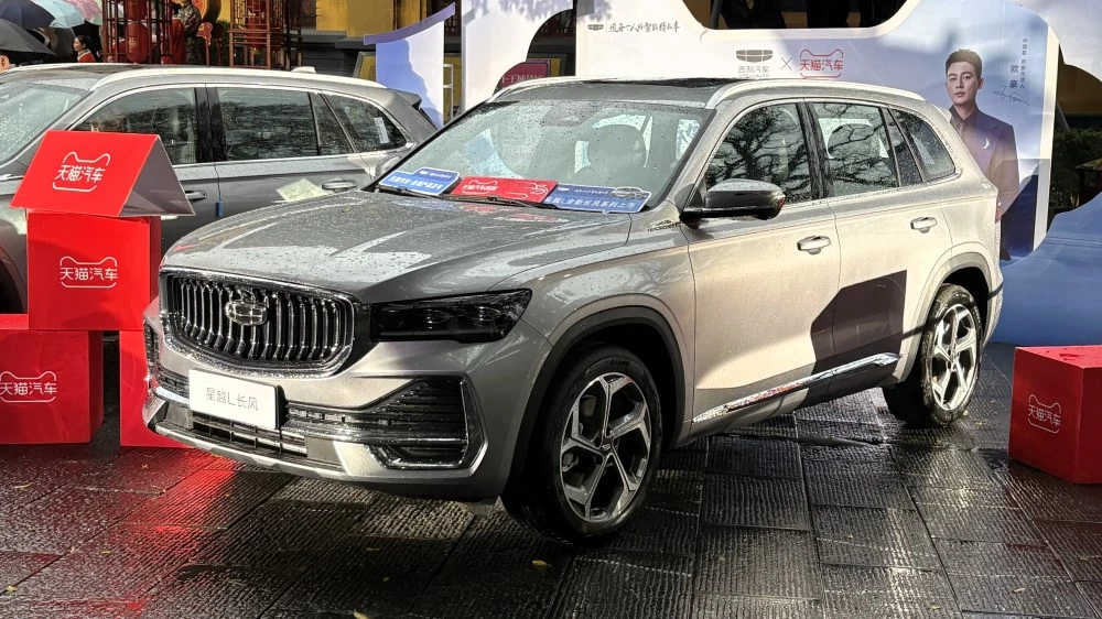  Кроссовер Geely Monjaro получил две дешевые комплектации. За счёт чего снизили цену