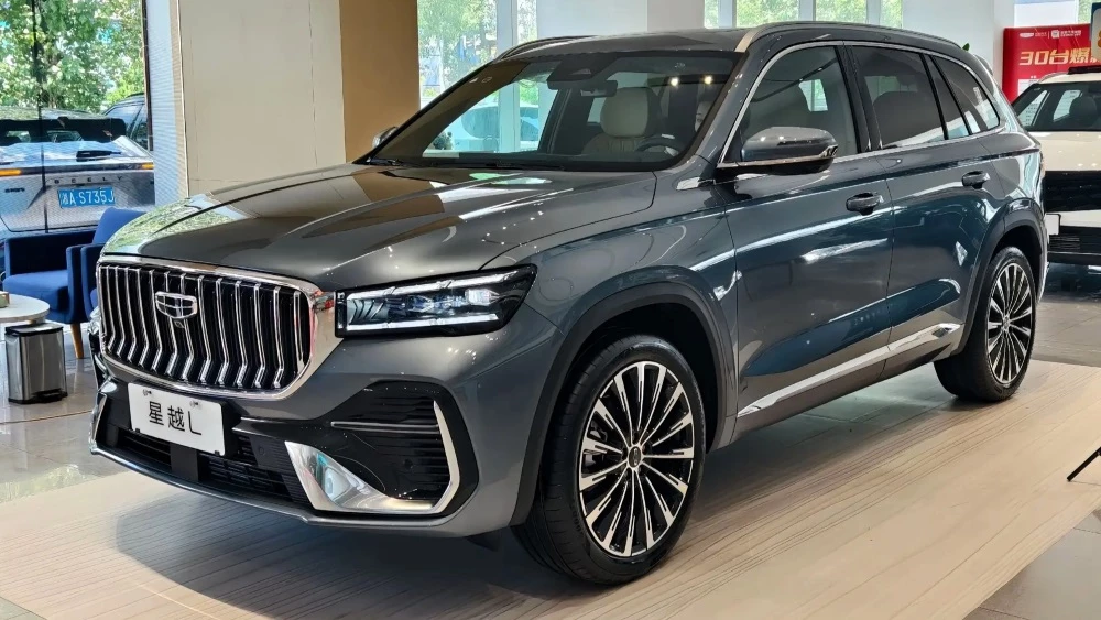  Кроссовер Geely Monjaro получил две дешевые комплектации. За счёт чего снизили цену