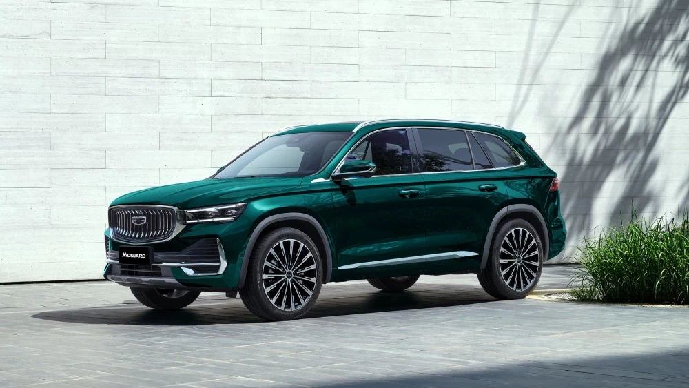  Кроссовер Geely Monjaro получил две дешевые комплектации. За счёт чего снизили цену