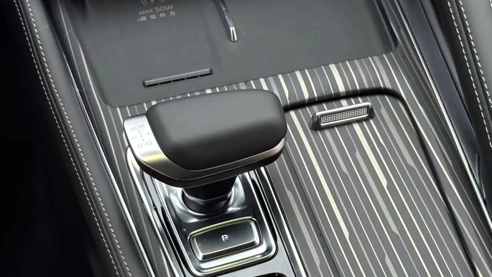  Кроссовер Geely Monjaro получил две дешевые комплектации. За счёт чего снизили цену