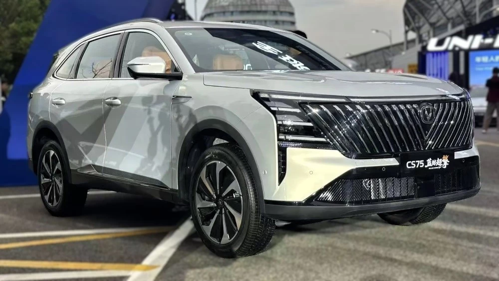  Расход топлива менее 5 литров. Changan CS75 Plus получил классический гибрид HEV