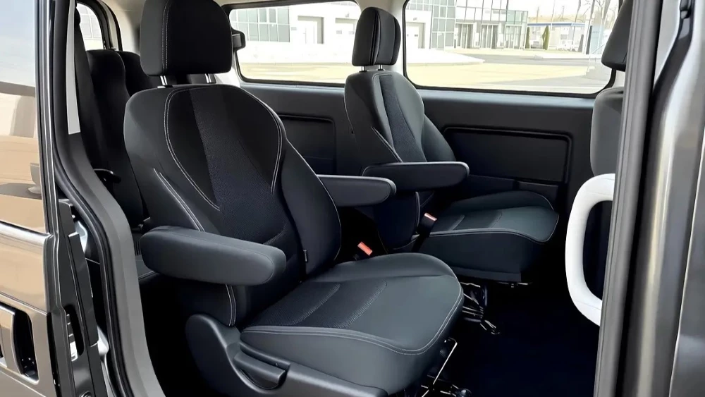 Самый доступный 7-местный минивэн в России. «Соллерс» начал продажи пассажирской версии SF1