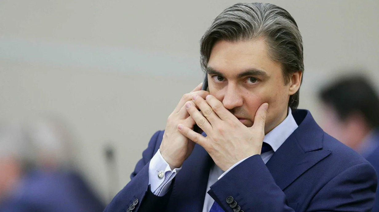 Андрей Свинцов, уже несколько дней подряд делает заявления по поводу отключения интернета 