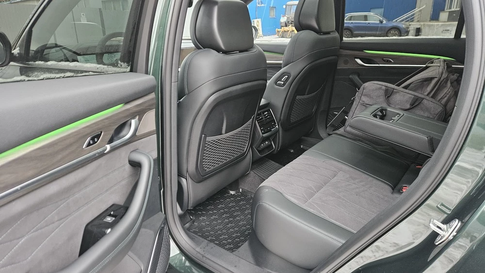  Три экрана и кресло-раскладушка. Geely Monjaro получил новую доступную версию в России