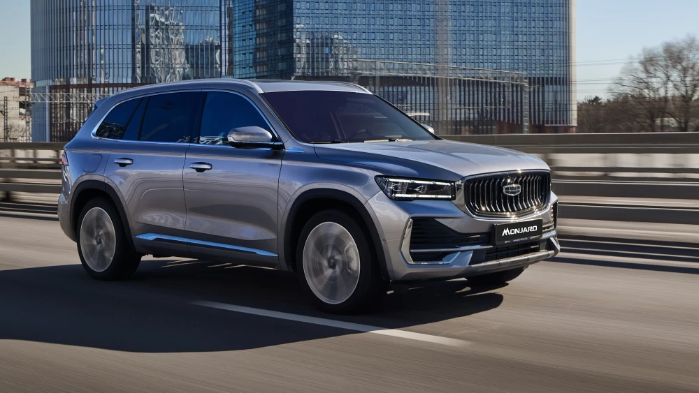  Три экрана и кресло-раскладушка. Geely Monjaro получил новую доступную версию в России