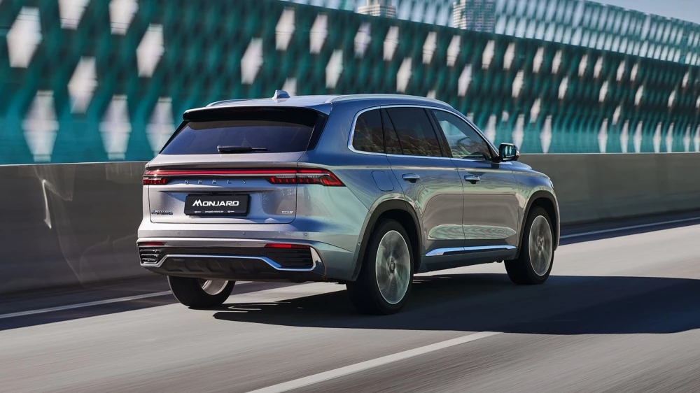  Три экрана и кресло-раскладушка. Geely Monjaro получил новую доступную версию в России