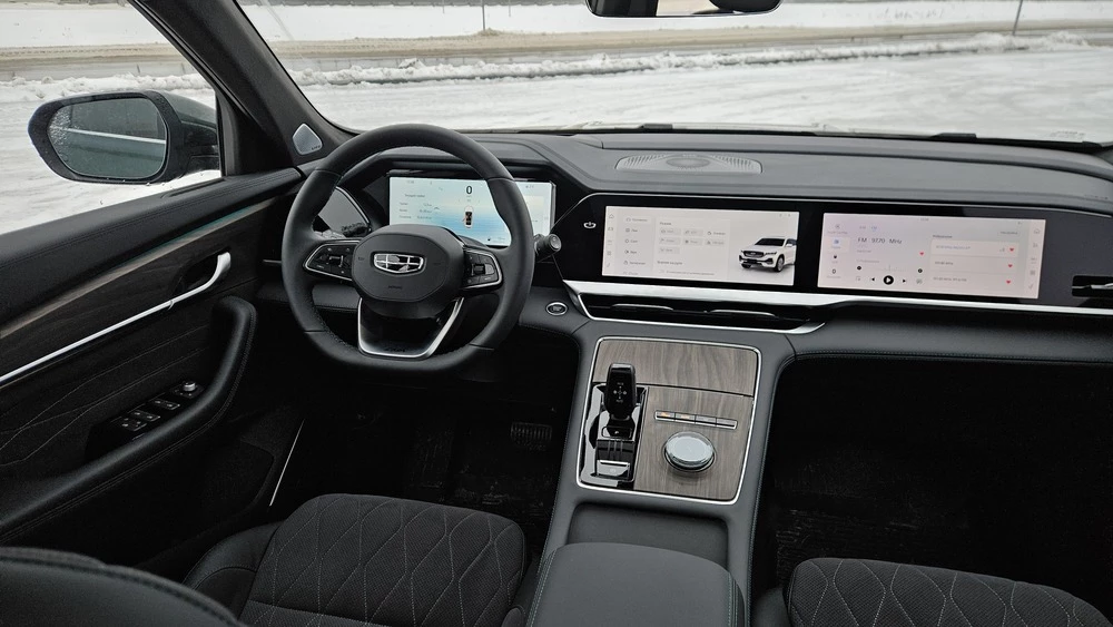  Три экрана и кресло-раскладушка. Geely Monjaro получил новую доступную версию в России