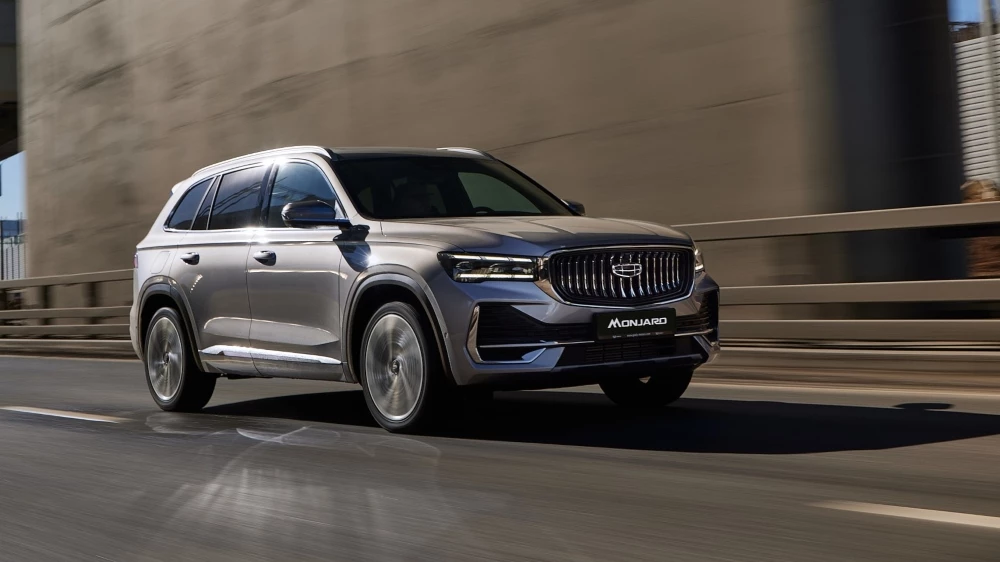  Три экрана и кресло-раскладушка. Geely Monjaro получил новую доступную версию в России