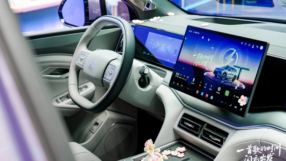 В Китае начали продажи BYD Song Ultra EV. Зарядить кроссовер можно за 9 минут