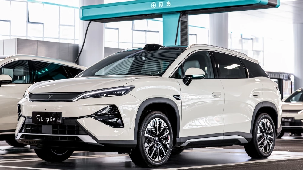 В Китае начали продажи BYD Song Ultra EV. Зарядить кроссовер можно за 9 минут