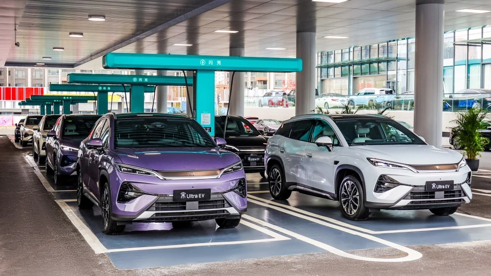 В Китае начали продажи BYD Song Ultra EV. Зарядить кроссовер можно за 9 минут