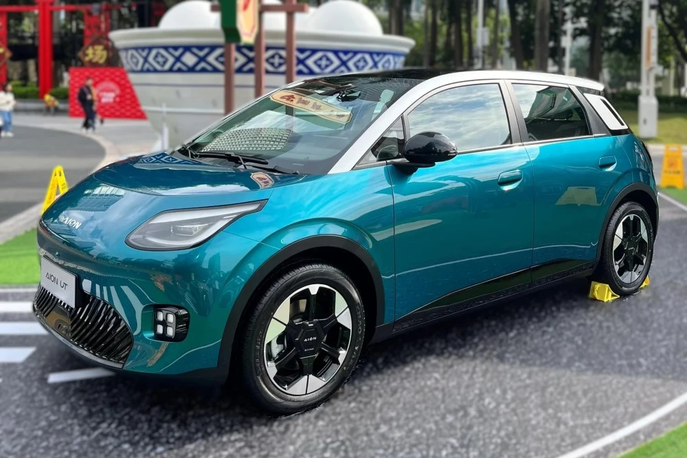  В России заметили вторую модель от &laquo;Яндекс&raquo; и GAC. Это электрический хэчбэк UMO 3