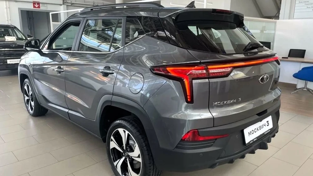  Всё меньше общего с китайским кроссовером. Как локализация в России меняет &laquo;Москвич 3&raquo;