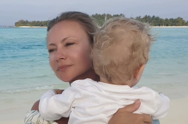 Мария Миронова развелась с мужем, который на 18 лет моложе неё, и судится с ним за опеку над сыном: &laquo;Ребёнка не отдам!&raquo;