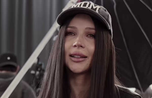 Больная раком Лерчек запустила новый бренд: фотосессия без волос и косметика в честь городов России&nbsp;