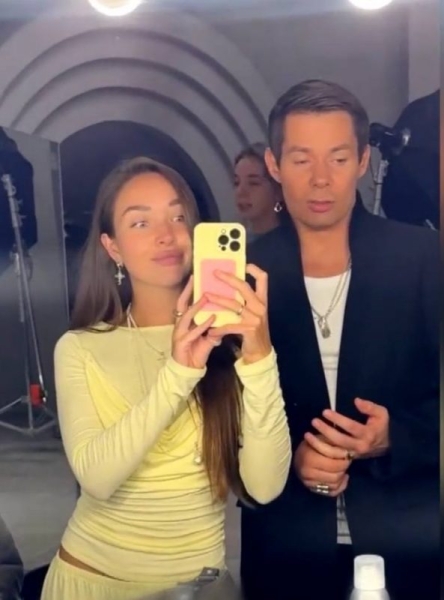 Дарит цветы и ходит по магазинам: Стас Пьеха начал встречаться с молодой стилисткой, которая младше него на 14 лет