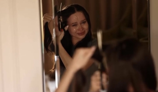 Больная раком Лерчек показала, как с рыданиями побрилась налысо: «Я некрасивая» Больная раком Лерчек показала, как с рыданиями побрилась налысо: «Я некрасивая»