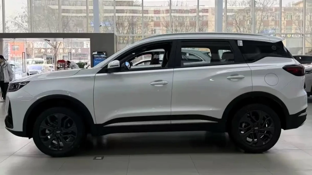  Chery обрушила цену на Tiggo 7 в Китае. Теперь кроссовер стоит от 800 тысяч рублей