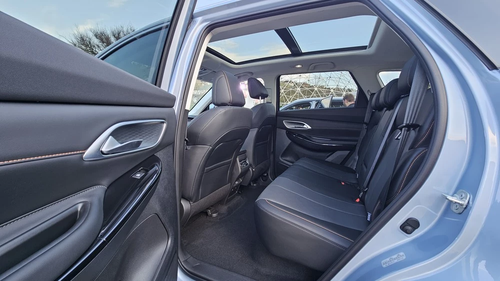  Чуть меньше, проще, но на миллион дешевле. Первый обзор кроссовера Changan CS75 Pro