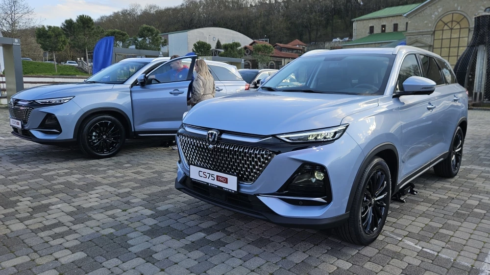  Чуть меньше, проще, но на миллион дешевле. Первый обзор кроссовера Changan CS75 Pro