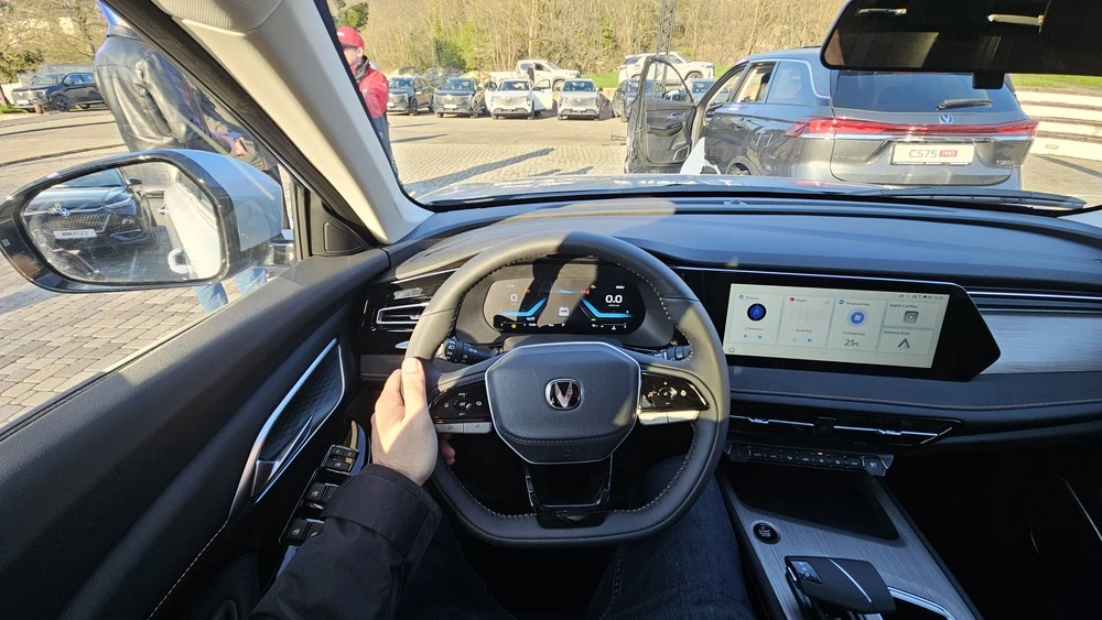  Чуть меньше, проще, но на миллион дешевле. Первый обзор кроссовера Changan CS75 Pro