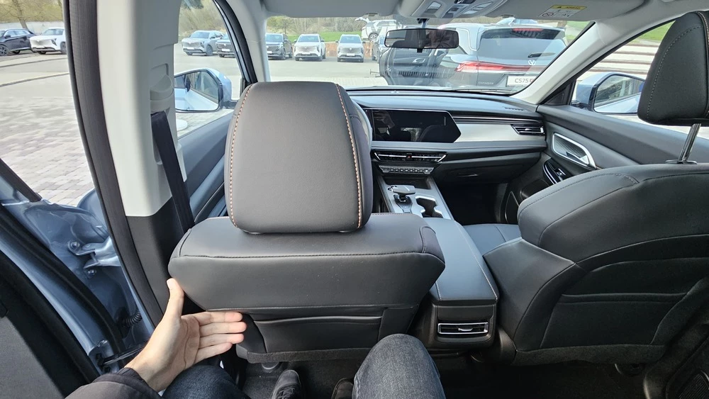  Чуть меньше, проще, но на миллион дешевле. Первый обзор кроссовера Changan CS75 Pro