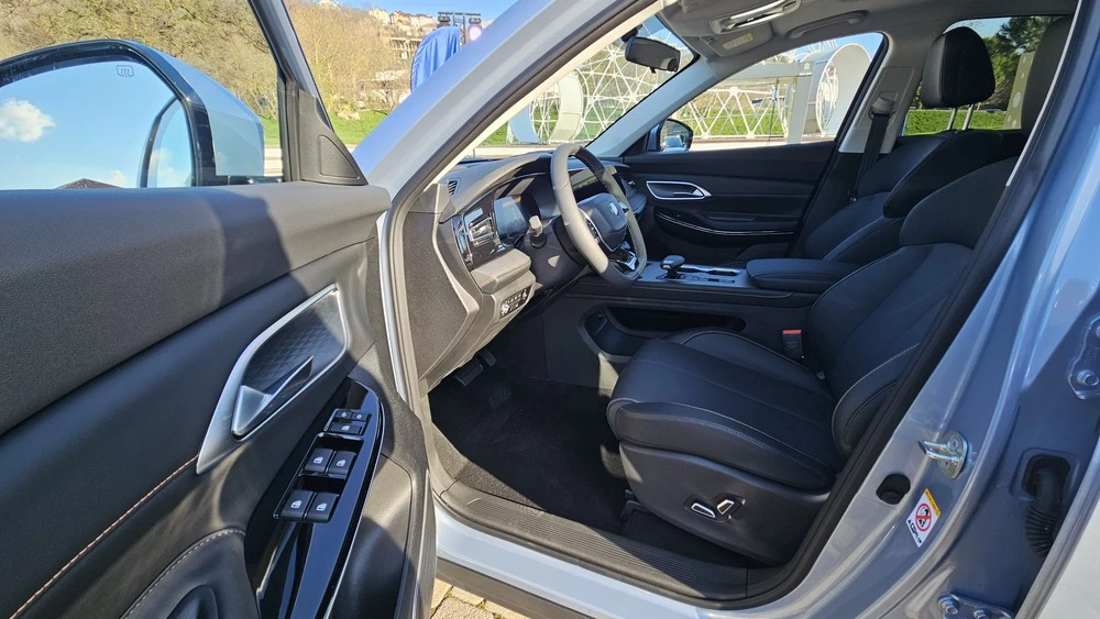  Чуть меньше, проще, но на миллион дешевле. Первый обзор кроссовера Changan CS75 Pro