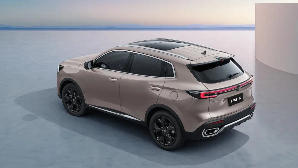 Дизайнер Changan рассказал об адаптации нового Uni-S для России. Чем он отличается от CS55 Plus