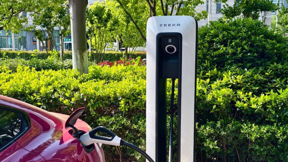  Электромобили Geely обошли BYD по скорости зарядки. 60% батареи за 4 минуты