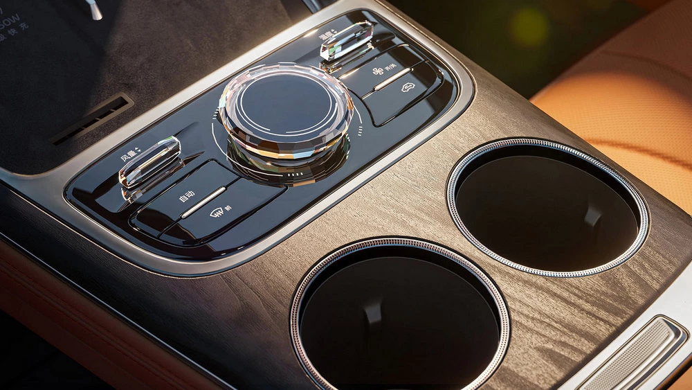  Geely Galaxy M7 вышел в предзаказ в Китае. Как оснащается и сколько стоит кроссовер